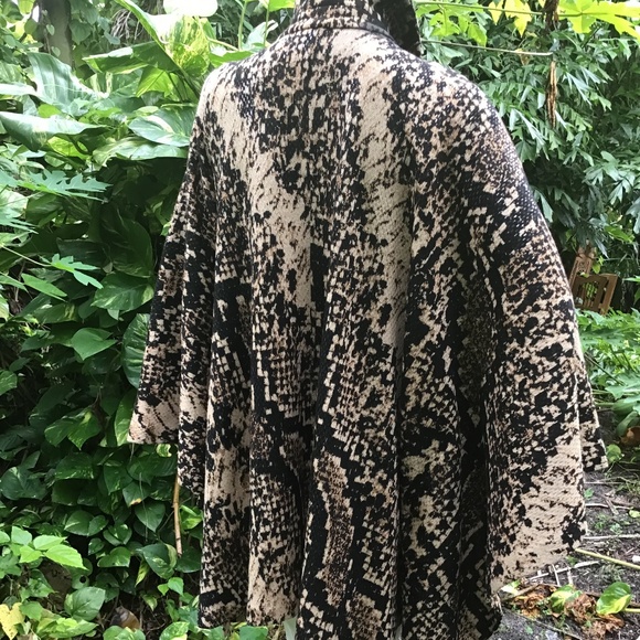 Vintage st John cape in animal print - Picture 6 of 7